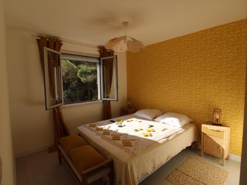 - une chambre avec un lit et une fenêtre dans l'établissement Appartement Collioure, 4 pièces, 8 personnes - FR-1-309-355, à Collioure