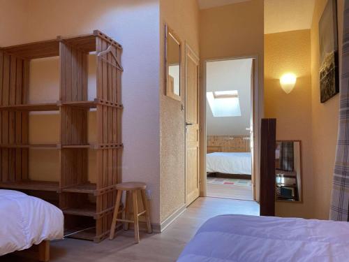 1 dormitorio con 1 cama y 1 habitación con espejo en Maison Montgenèvre, 2 pièces, 6 personnes - FR-1-330D-131 en Montgenèvre