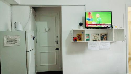 Una televisión o centro de entretenimiento en Apartamento Av Corrientes Porteño