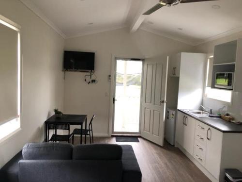 Dapur atau dapur kecil di Batemans Bay Holiday Park & Hostel