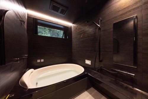 Ένα μπάνιο στο 日本の秘境で味わう絶品地鶏 ジローのおうち