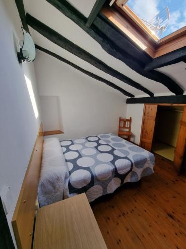 1 dormitorio con 1 cama en una habitación con techo en La Jomeruca ,espaciosa casa rural cerca de playa y montaña en Caranceja