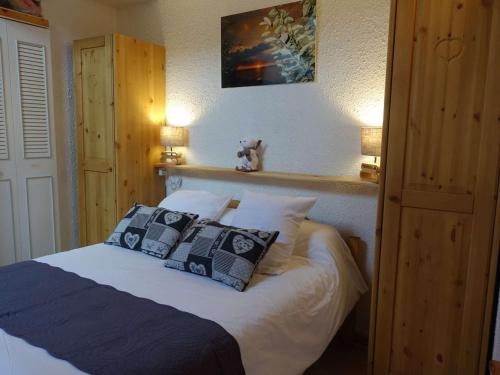 a bedroom with a bed with black and white pillows at Duplex 2 Chambres, Piscine, Proche Remontées mécaniques, 6 pers - FR-1-342-194 in Arêches