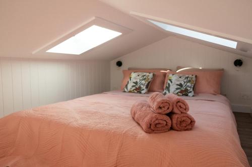 ein Schlafzimmer mit einem Bett mit zwei Handtüchern darauf in der Unterkunft Wild Life Cabin 1 - Grampians in Halls Gap