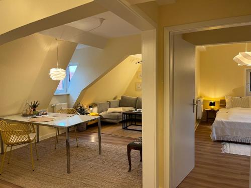 シュリッツにあるFerienappartement Türmerstubeのベッドルーム1室、リビングルーム(ベッド1台、テーブル付)が備わります。