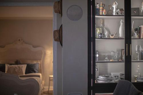 a mirror in a room with a bed and a couch at KisVulkán Nyúlontúl in Mencshely
