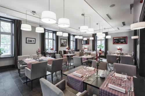 シュフィドニツァにあるRed Baron Hotel & Restaurantのダイニングルーム(テーブル、椅子、窓付)