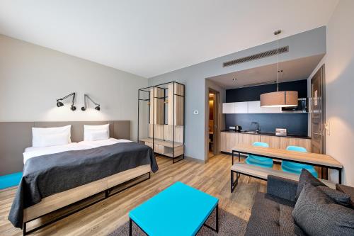 um quarto com uma cama e uma sala de estar em Avenue Legerova 19 em Praga