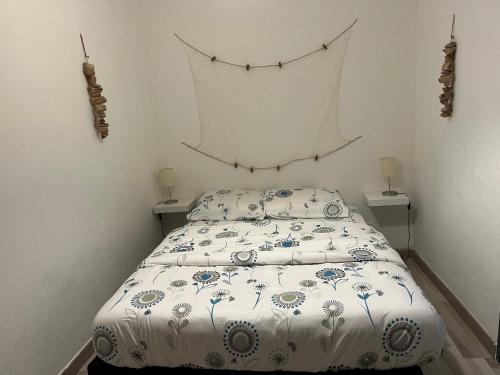 - une chambre avec un lit et une couette dans l'établissement La galinette sétoise, à Sète