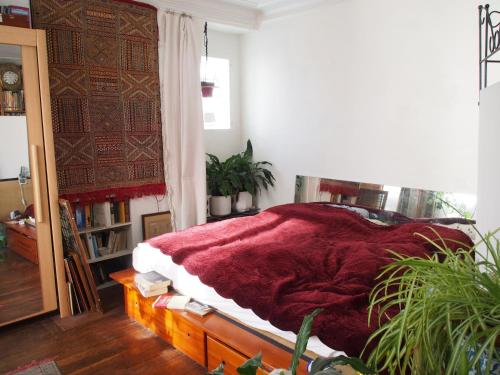 Very large private room with own bathroom, in Montmartre apartment