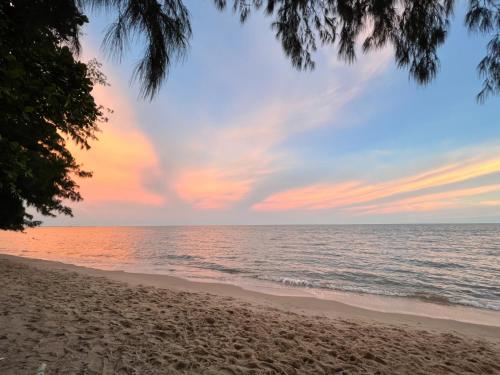 vista sulla spiaggia al tramonto di Sky&Sea Cha-AM Beach a Petchaburi