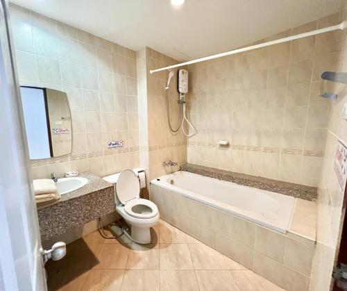 W łazience znajduje się toaleta, wanna i umywalka. w obiekcie Sky&Sea Cha-AM Beach w mieście Cha Am