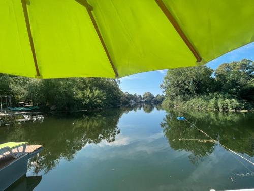 Výhled na řeku, která protéká v blízkosti ubytování na lodi