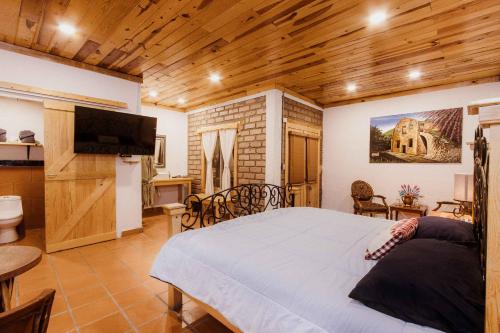 - une chambre avec un grand lit dans l'établissement Hacienda Don Armando Boutique & Spa, à Creel