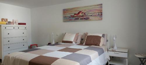 1 dormitorio con 1 cama y una pintura en la pared en Villa Tauro Beach & Golf en La Playa de Tauro