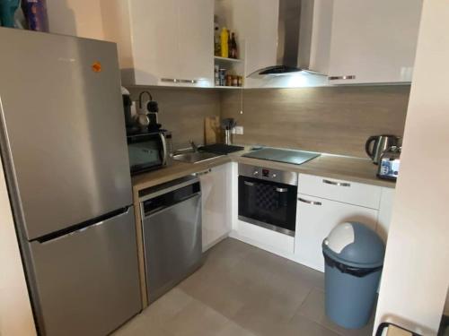 een kleine keuken met een koelkast en een wastafel bij Jolie T2 dans village provençale in Le Luc