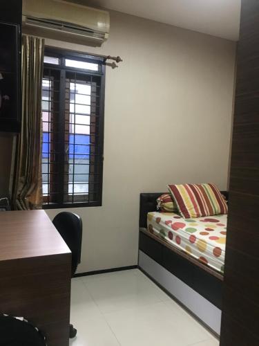 ein kleines Schlafzimmer mit einem Bett und einem Fenster in der Unterkunft Private single room in Cigadung in Bandung