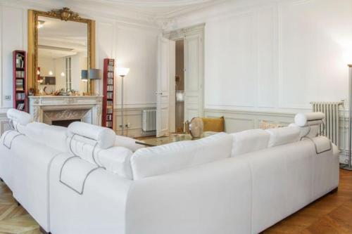 Gallery image of Arc de Triomphe - Luxury with a Sense of Home in Paris