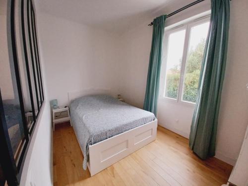 une petite chambre avec un lit et une fenêtre dans l'établissement Le Cocon d'Aguilera à 200m du stade et 2km de la plage, à Anglet