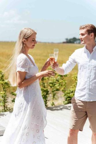 a man and a woman holding glasses of wine at ChienMarin Healthfarm & Residences Anno 1712 ***** in Nieuwpoort