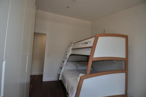 niewielka sypialnia z łóżkiem piętrowym i drabiną w obiekcie Squatters Run 6 w mieście Thredbo