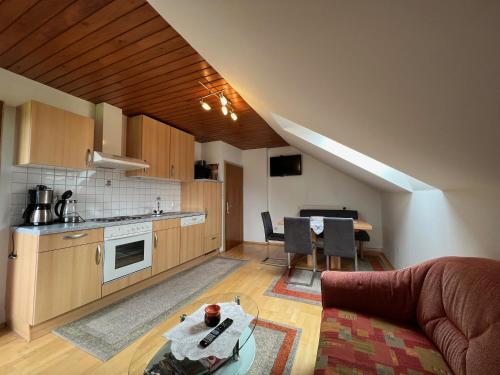 a kitchen and a living room with a table at Ferienwohnungen Kolbitsch in Greifenburg