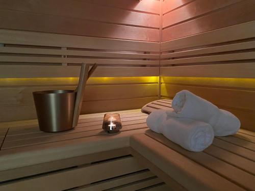 uma sauna com uma toalha enrolada e uma vela em Penzion Sen em Černá v Pošumaví
