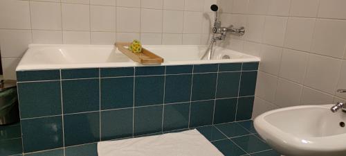 bagno con vasca e lavandino di Apartma 198 a Kranjska Gora