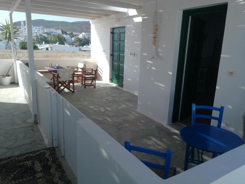 einen Balkon mit einem Tisch und Stühlen sowie Aussicht in der Unterkunft Teresa Spiti in Adamas