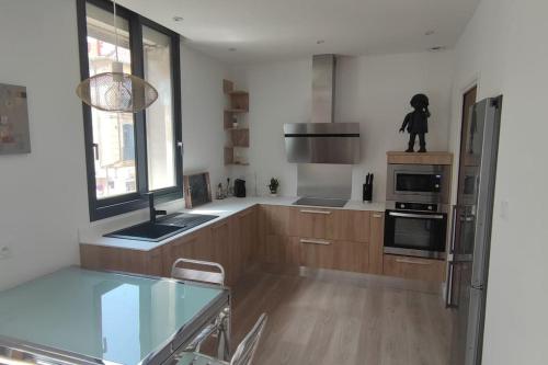 Kuchyňa alebo kuchynka v ubytovaní Appartement au centre du monde selon Dali