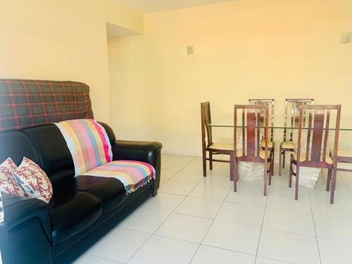 sala de estar con sofá, sillas y mesa en Apprainha top, en Arraial do Cabo