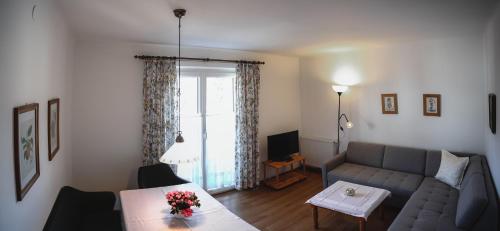 Appartements Ferienwohnungen Alpenblickにあるシーティングエリア