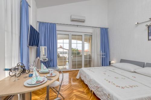 um quarto de hotel com uma cama, uma mesa e uma mesa em Apartments Covic em Antonci