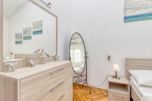een slaapkamer met een grote spiegel en een bed bij Apartments Covic in Antonci
