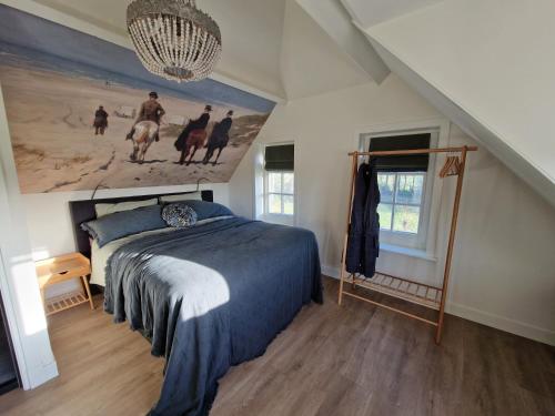 a bedroom with a bed and a painting on the wall at Bed & Breakfast Hoeve Happiness - ontbijt inbegrepen - wellness aanwezig in Voorthuizen