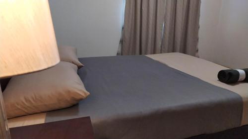 Een bed of bedden in een kamer bij Mactan Airport Guesthouse