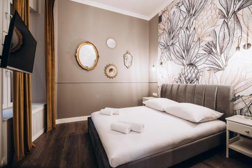 um quarto com uma cama com duas toalhas em Native Apartments Paulińska 20 em Cracóvia