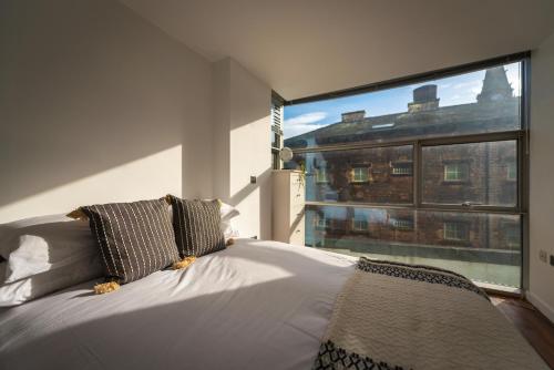 Krevet ili kreveti u jedinici u okviru objekta Beautiful 2-Bed Apartment in Liverpool City centre