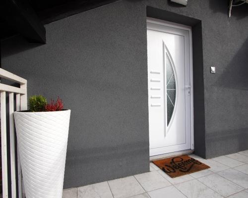 una porta bianca con una finestra su un muro di Roba's Apartment a Zagabria
