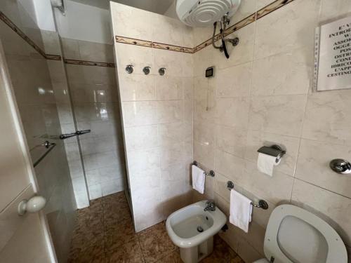 uma casa de banho com um WC e um chuveiro em HOTEL MARE PINETA em Bari