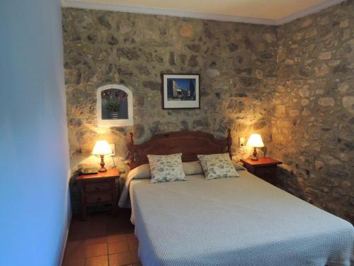 Ένα ή περισσότερα κρεβάτια σε δωμάτιο στο Hostal de la Rovira