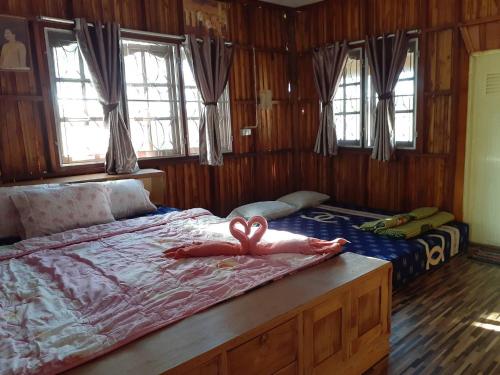 Postel nebo postele na pokoji v ubytování บ้านเพลินภู