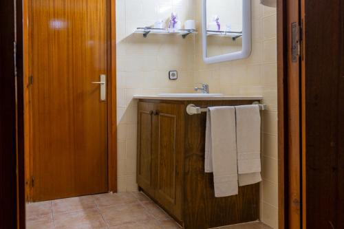 W łazience znajduje się umywalka i lustro. w obiekcie Hostal L'Estació w mieście Puigcerdà