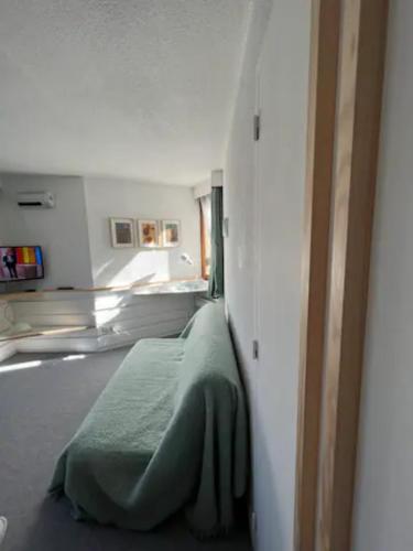 - une chambre avec un lit vert dans l'établissement Modern studio in the heart of the station 1650, aux Orres