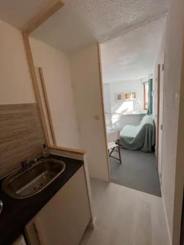 Modern studio in the heart of the station 1650