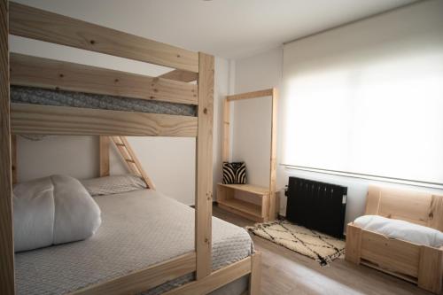 A bed or beds in a room at EDELWEISS HOUSE - Parking y Wifi GRATIS