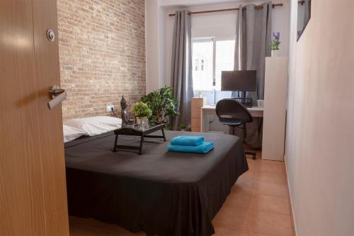 - une chambre avec un lit, une table et un bureau dans l'établissement Luxury Artistic Digital Nomad 2 Bedroom w/Terrace, à Valence