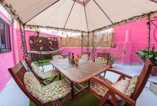 Artsy Large Getaway - 2 Bedroom w HUGE patio - Great for families and Digital Nomads