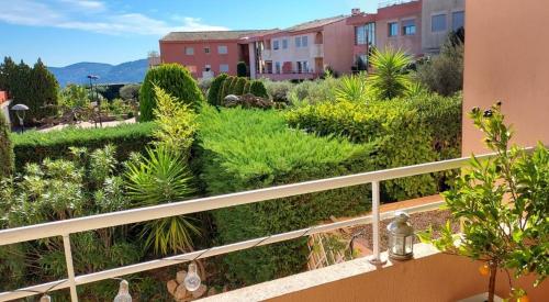 Fotografie z fotogalerie ubytování chambre lit 2 personnes dans appartement du logeur v destinaci Mandelieu-la-Napoule