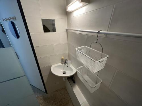 La petite salle de bains est pourvue d'un lavabo et d'un miroir. dans l'établissement La galinette sétoise, à Sète